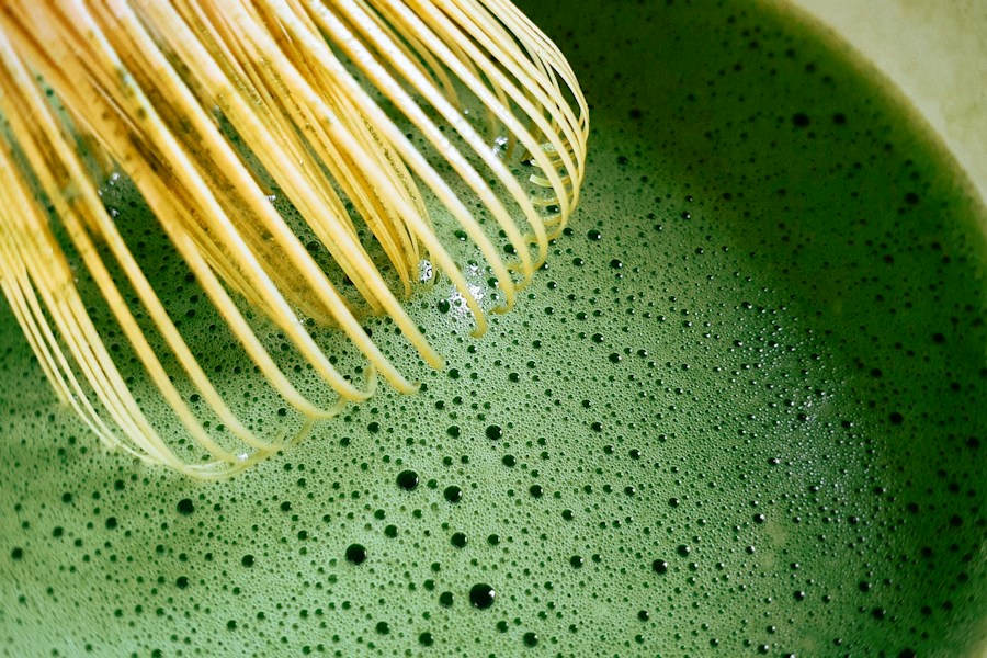Matcha fouetté au chasen dans un bol de cérémonie