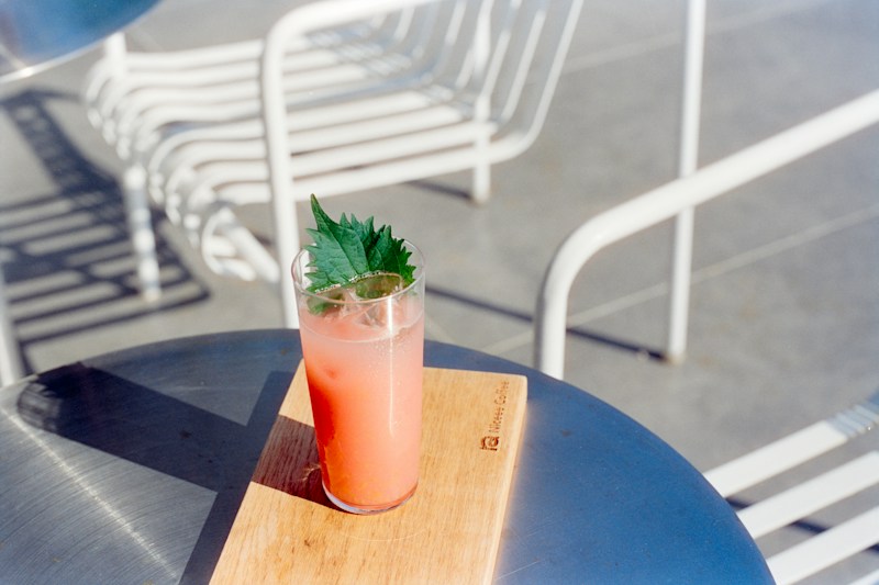 Mocktail signature servi en terrasse
