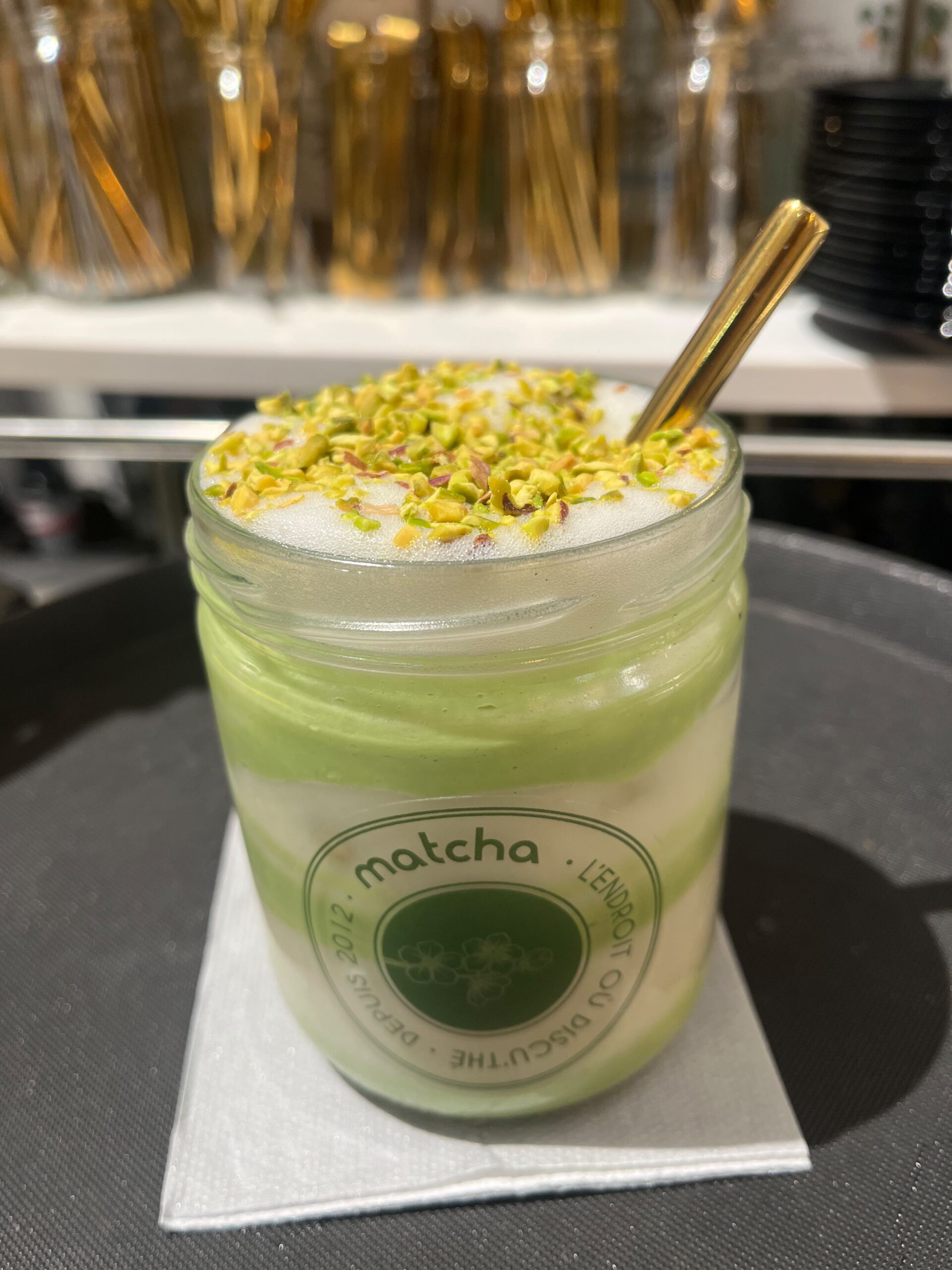 Mocktail signature servi en terrasse